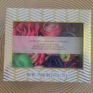 NWT LAVENDER SCENTED SOAP PETALS 2.47 oz